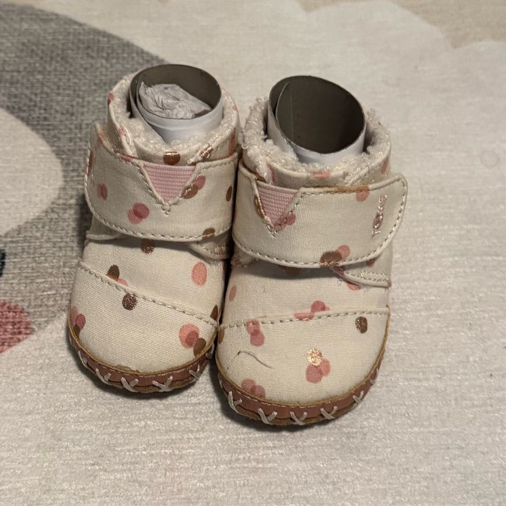 TOMS Cuna Baby Shoes in Pale Blush with Gold Dots - Picture 5 of 5